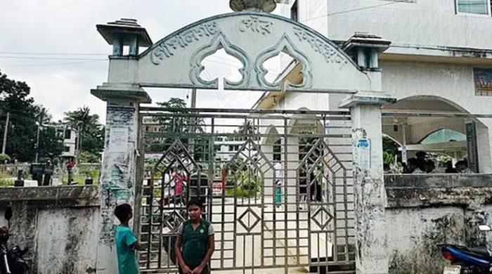 গোপালগঞ্জে ময়নাতদন্তের জন্য কবর থেকে তোলা হয়েছে গুলিতে নিহত তিনজনের মরদেহ