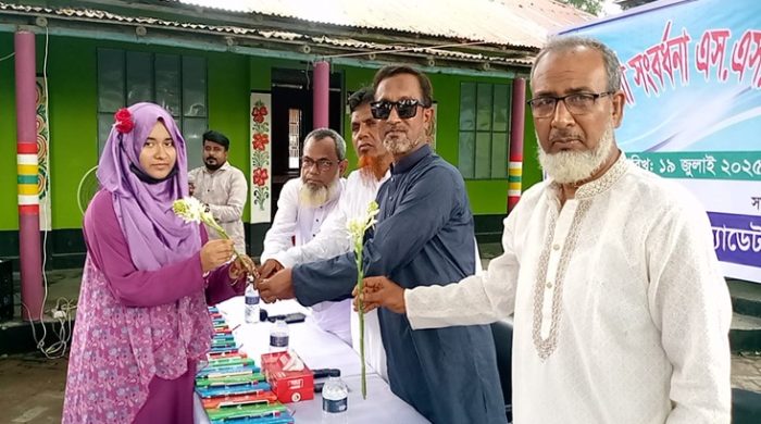 গাংনী প্রি-ক্যাডেট এন্ড হাইস্কুলে কৃতি শিক্ষার্থীদের সংবর্ধনা প্রদান