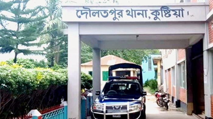 দৌলতপুর গৃহবধূর মরদেহ কবরস্থানে নেওয়ার পথে আটকালো পুলিশ