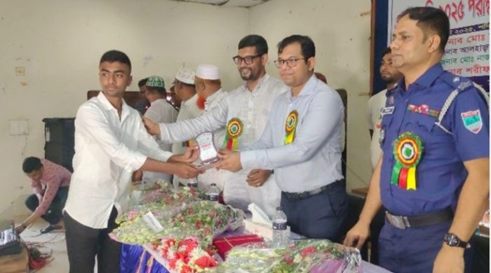 দৌলতপুরে এসএসসিতে জিপিএ ৫ প্রাপ্ত শিক্ষার্থীদের সংবর্ধনা