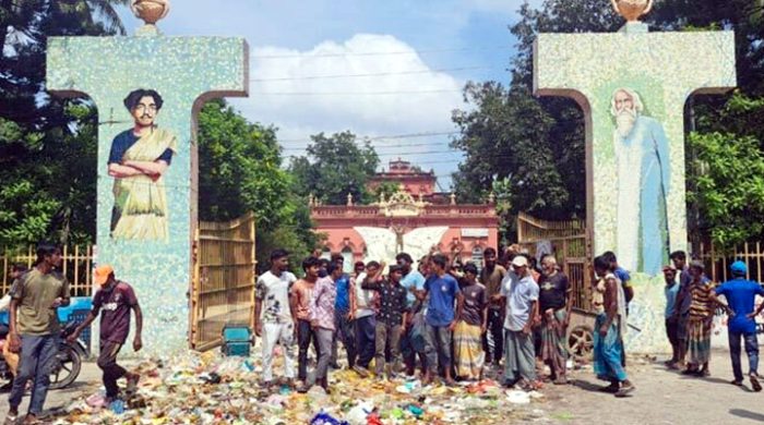 পৌরসভার গেটে আবর্জনা ফেলে কুষ্টিয়ায় পরিচ্ছন্নতা কর্মীদের কর্মবিরতি