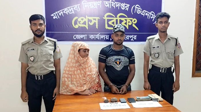 মেহেরপুর মাদকদ্রব্য নিয়ন্ত্রণ অধিদপ্তরের অভিযানে হেরোইনসহ মা ও ছেলে আটক