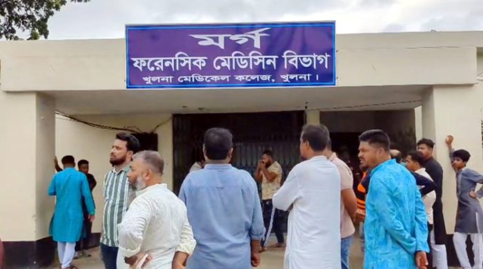 দৌলতপুর থানা যুবদলের সাবেক সহ-সভাপতি মাহবুবকে প্রকাশ্যে গুলি ও রগ কেটে হত্যা