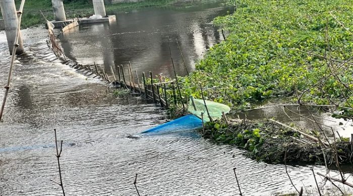 ভৈরব নদে অবৈধ বাঁধ দিয়ে দেশীয় মাছ নিধন ।। জরিমানা