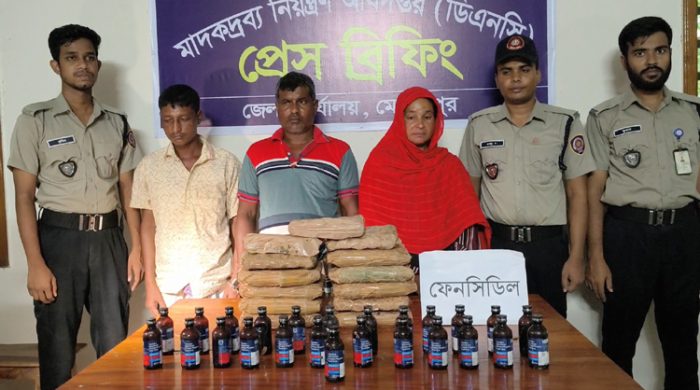 মেহেরপুরে ১৪০ বোতল ফেনসিডিলসহ স্বামী-স্ত্রীসহ তিন মাদককারবারি আটক