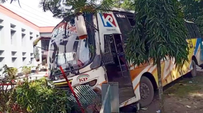চুয়াডাঙ্গা বিজিবি হাসপাতালের সামনে বাস চাপায় মোটরসাইকেল চালক নিহত
