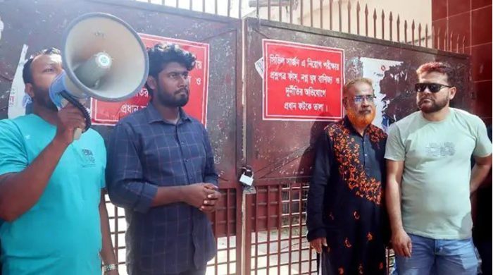 কুষ্টিয়া সিভিল সার্জন কার্যালয়ের প্রধান ফটকে তালা