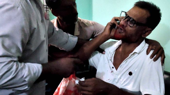 মুজিবনগরে মেম্বরের ঘুষিতে মেম্বর জখম!
