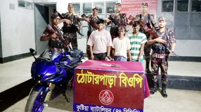 কুষ্টিয়া সীমান্তে পৃথক অভিযানে ১২ লক্ষাধিক টাকার মাদকসহ তিনজন আটক