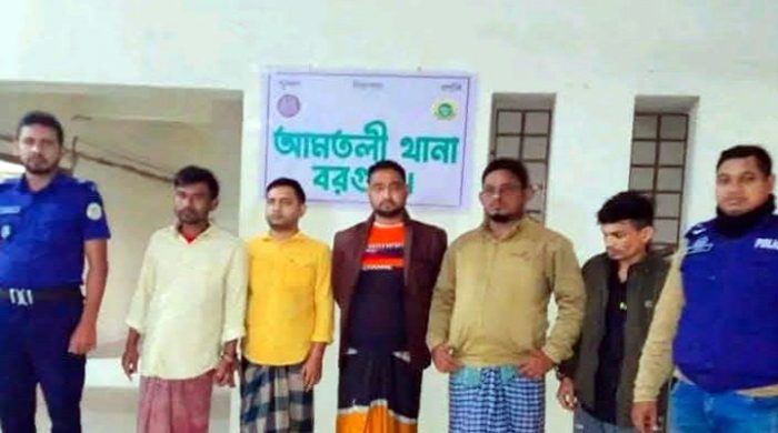 আমতলীতে পার্কিং করা বাসে অগ্নিসংযোগের ঘটনায় ছাত্রলীগ-যুবলীগের ৫ জন গ্রেফতার