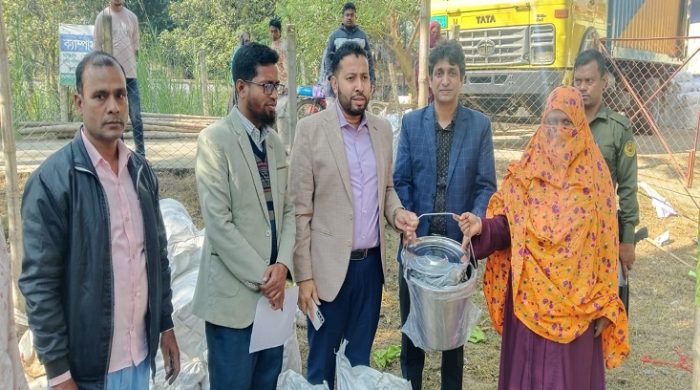 গাংনীতে গাভী পালন খামারীদের মাঝে বিভিন্ন সামগ্রী বিতরণ
