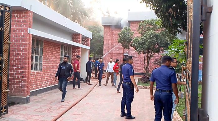মেহেরপুর পুলিশ সুপারের বাসভবনে আগুন