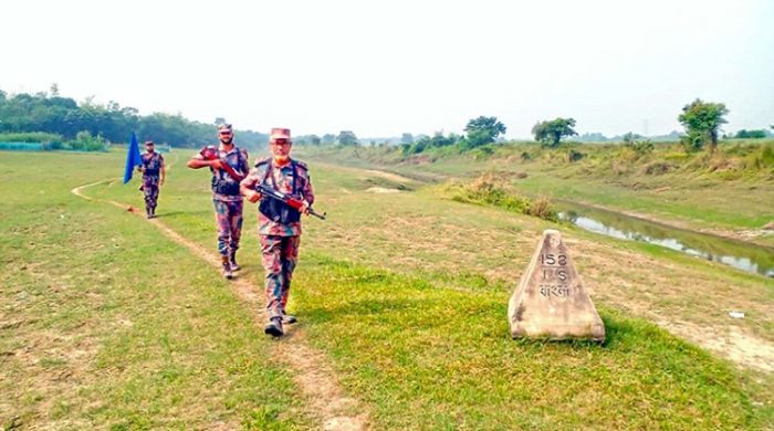 কুষ্টিয়ার দৌলতপুর সীমান্তে মাদকের সঙ্গে আসছে অস্ত্রও