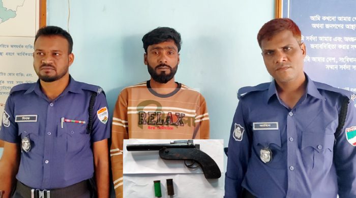 গাংনীতে যৌথবাহিনীর অভিযানে অস্ত্র ও গুলিসহ মোশারফ আটক