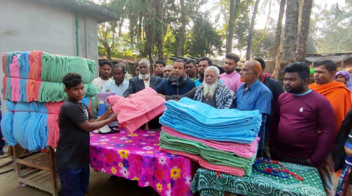 কসবা ব্লাড ব্যাংক সোসাইটির উদ্যোগে শীর্তাত মানুষের মাঝে কম্বল বিতরণ