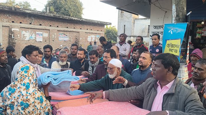 মুজিবনগরে শীতার্তদের মাঝে ইউপি সদস্য সিরাজের কম্বল বিতরণ