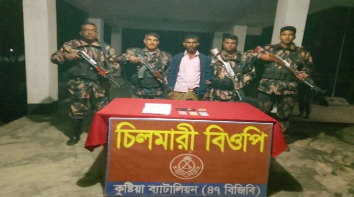 কুষ্টিয়া সীমান্তে বিজিবি’র অভিযানে মাদকসহ পাচারকারী আটক