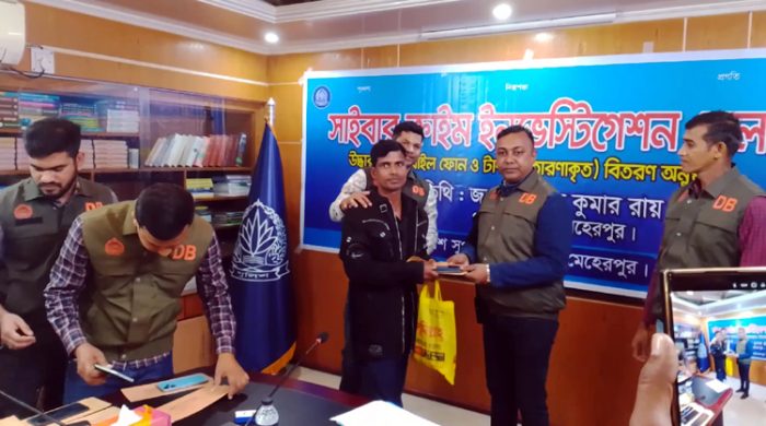 মেহেরপুরে হারানো ৯২টি মোবাইল ও ৫৫ হাজার টাকা হস্তান্তর