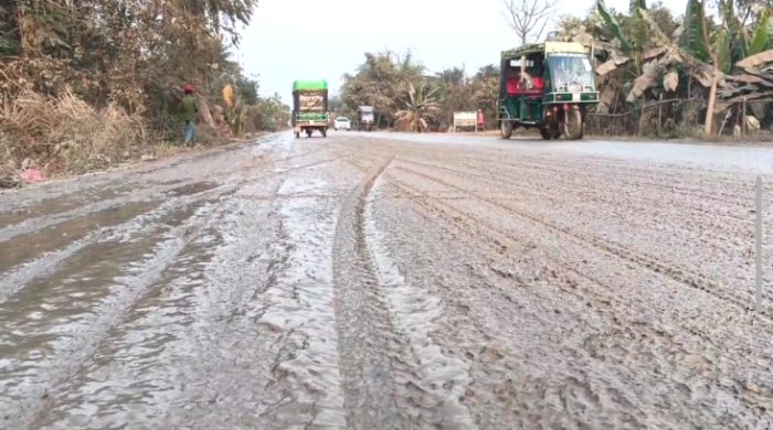 ইটভাটার মাটিতে মেহেরপুর-কুষ্টিয়া সড়ক যেনো মরণ ফাঁদ