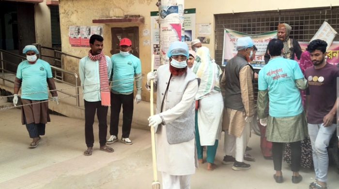 গাংনী উপজেলা স্বাস্থ্য কমপ্লেক্স পরিষ্কার করলেন সংসদ সদস্য নাজমুল হুদা