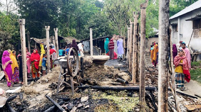 দৌলতপুরে মশার কয়েলে দুই কৃষকের স্বপ্ন পুড়ে ছাই, অগ্নিদগ্ধ-২