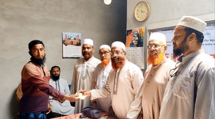 গাংনীতে অসহায়দের মাঝে প্রধানমন্ত্রী ত্রাণ তহবিলের নগদ অর্থ বিতরণ