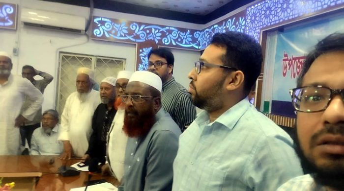 গাংনীতে আইন শৃংখলা কমিটিতে হামলা- অবরুদ্ধ এমপি, ইউএনও এবং ওসি