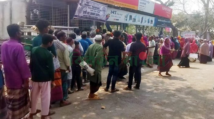 গাংনীতে টিসিবি ট্রাকসেল পণ্য বিক্রয়ে অনিয়ম - বিএনপি ও জামায়াত নেতার অনুগতদের কাছে পণ্য বিক্রি