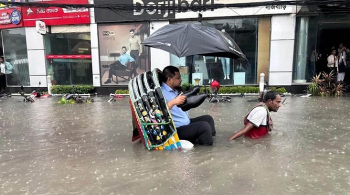 বৃষ্টিতে ডুবেছে চট্টগ্রাম, বুকসমান পানিতে মানুষের ভোগান্তি 