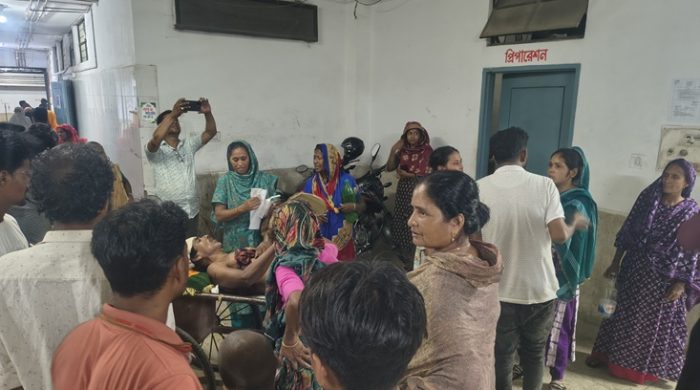 জমি বিক্রি নিয়ে বিতর্ক: মেহেরপুরে নারীসহ ৩ জনকে কুপিয়ে জখম