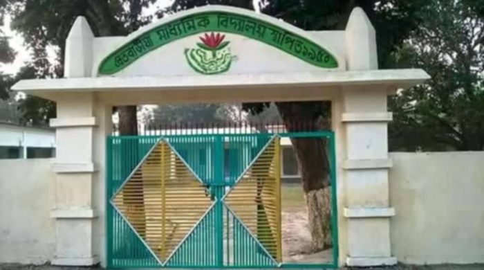 গাংনীর বেতবাড়িয়া এসএসসি পরীক্ষা কেন্দ্রে এক ছাত্রী বহিষ্কার ।। ৩ কক্ষ পরিদর্শককে অব্যাহতি