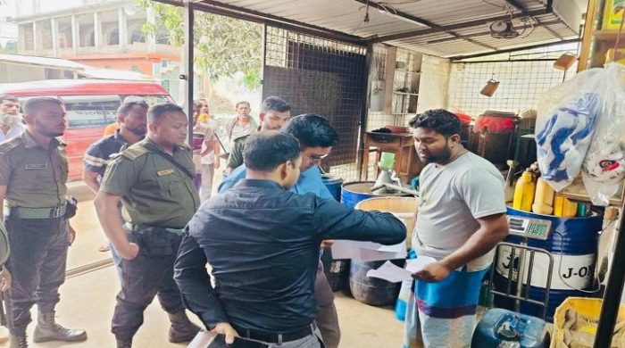 অবৈধভাবে জ্বালানী তেল মজুদ রাখায় দৌলতপুরে ব্যবসায়ীর ৫০ হাজার টাকা জরিমানা