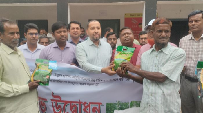 গাংনীতে প্রান্তিক কৃষকদের মাঝে কৃষি প্রণোদনা বিতরণ