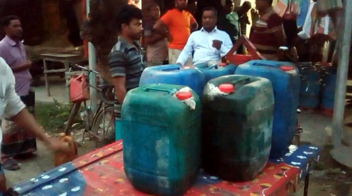 বেশি টাকা দিলে মিলছে ডিজেল- পুলিশের উপস্থিতে বিক্রি ২৫০ লিটার