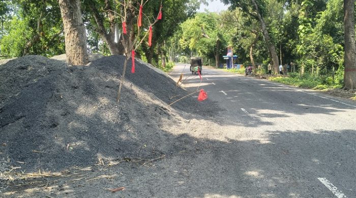 মেহেরপুর-মুজিবনগর প্রধান সড়ক পাথর-বালির দখলে: ঝুঁকিতে পথচারী ও যানবাহন