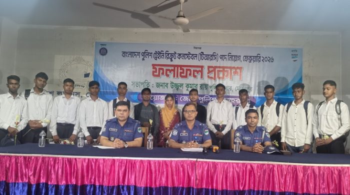 মেহেরপুরে মাত্র ১২০ টাকায় পুলিশে চাকরি পেলেন ১২ তরুণ-তরুণী!