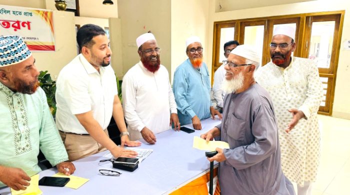 এমপির তহবিল থেকে গাংনীতে দুস্থ অসহায়দের মাঝে নগদ অর্থ বিতরণ