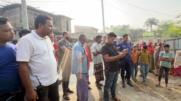 গাংনীতে প্রাণনাশের হুমকি সম্বলিত চিরকুট লাগানো বোমা সদৃশ বস্তু উদ্ধার