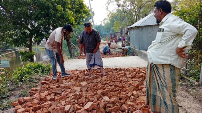 গাংনীতে বিএনপি নেতার উদ্যোগে গ্রামের রাস্তা মেরামত