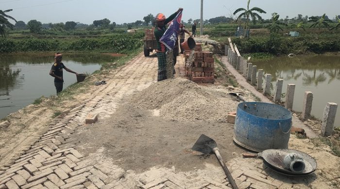 ৩৬ লাখ টাকার রাস্তায় ইট-বালুর ‘লুকোচুরি’ কাজ শেষ না হতেই নড়বড়ে ঝাউবাড়িয়ার নতুন এইচবিবি রাস্তা