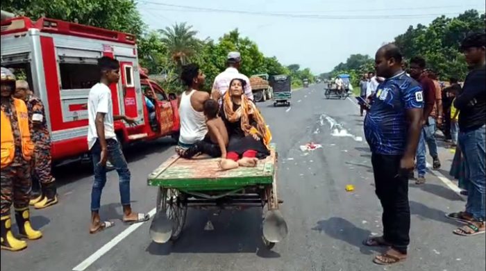 গাংনীতে সড়ক দুর্ঘটনায় সাত জন আহত