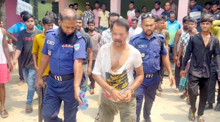 কুষ্টিয়ায় গণপিটুনি দিয়ে আগ্নেয়াস্ত্র ও গুলিসহ যুবককে পুলিশে দিল জনতা