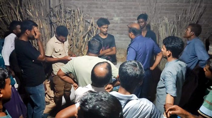 গাংনীতে মোটরসাইকেল চুরির অভিযোগে দুই জনকে গণধোলায় দিয়ে পুলিশে সোপর্দ