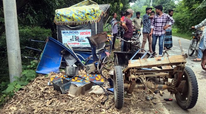 মেহেরপুরে ট্রাকের ধাক্কায় ইজিবাইক চূর্ণ: নারী ও শিশুসহ আহত-৪