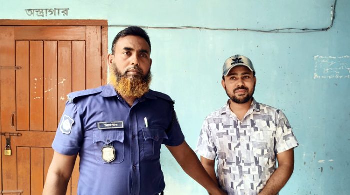 আদালতে নেওয়ার পথে নিষিদ্ধ সংগঠন ছাত্রলীগ নেতার ‘জয় বাংলা’ স্লোগান ভাইরাল
