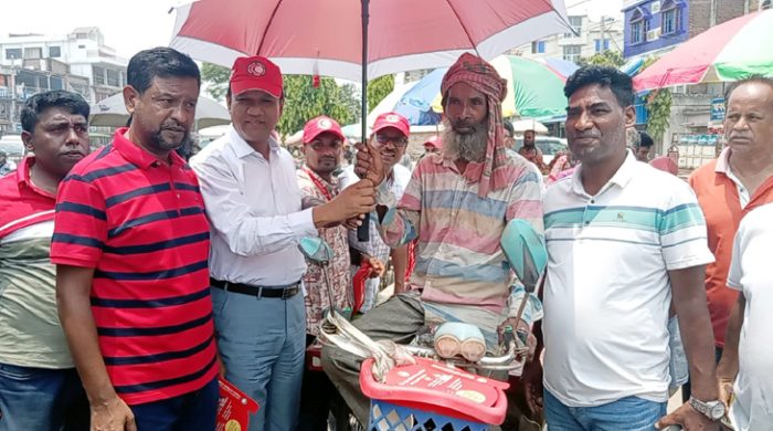 গাংনীতে রেড ক্রিসেন্টের উদ্যোগে সুপেয় পানি ও ছাতা বিতরণ