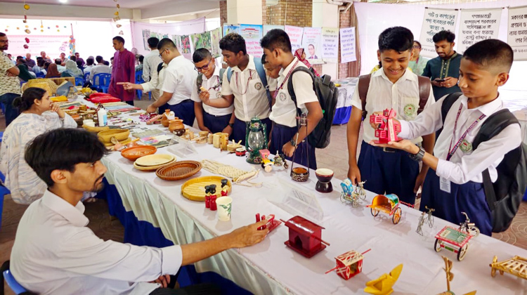 অনুষ্ঠানে দেশীয় ঐতিহ্য ও জীববৈচিত্র ভিত্তিক প্রদর্শনী