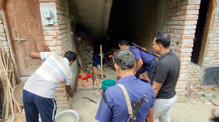 গাংনীতে শিক্ষকের বাড়ি থেকে বোমা সদৃশ বস্তু ও হুমকির চিরকুট উদ্ধার