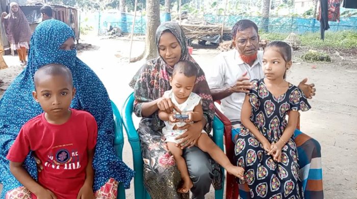২১ বছর পর গাংনীতে মায়ের কোলে ফিরলো হারিয়ে যাওয়া ছোট্ট রিনা