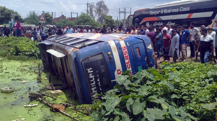 মেহেরপুরে ইউ-টার্ন নেওয়া ট্রাকের সাথে সংঘর্ষ এড়াতে কুষ্টিয়াগামী বাস উল্টে খাদে আহত-১৫